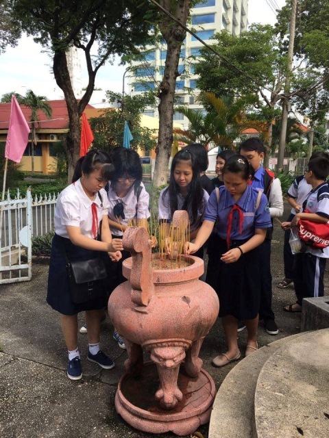 Các em học sinh dâng hương tại tượng đài đồng chí Trần Phú